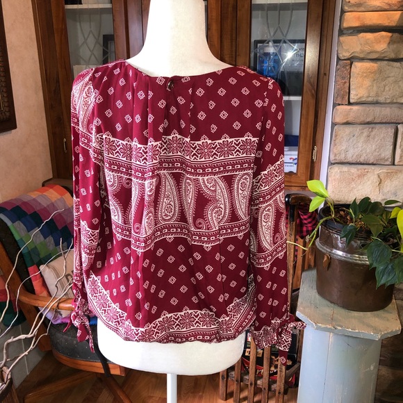 CINTHIA SIZE LARGE RED AND WHITE BANDANNA PRINT 3/4 SLEEVE THAT TIES WITH BOW - Picture 3 of 4